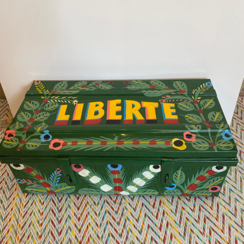Malle en fer, peinte avec des...